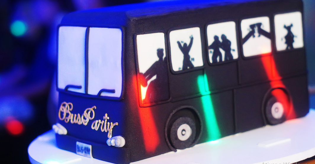 Bolo de aniversário em formato de ônibus da Bus Party